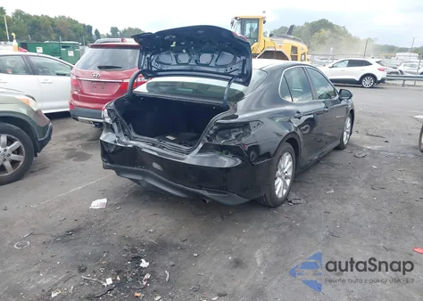 2020 Toyota Camry Le z USA, uszkodzony, nr VIN 4T1C11AK1LU887746